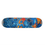 Planche à roulettes bleue et orange de crânes