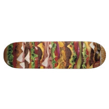 Planche à roulettes de garçon d'hamburger
