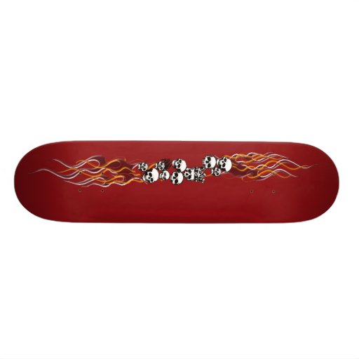 Planche à roulettes des flammes R de crânes