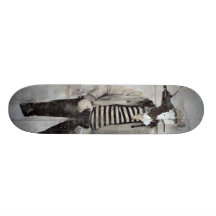 Planche à roulettes d'homme de graffiti
