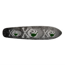 Planche à roulettes grise affligée de crâne de pir