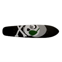 Planche à roulettes grise de crâne de pirate