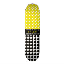Planche à roulettes jaune de damier de point