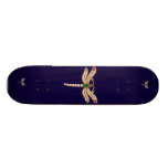 Planche à roulettes ornée de bijoux de libellule