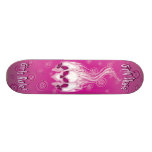 Planche à roulettes rose de crâne
