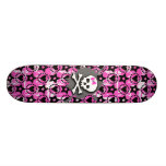 Planche à roulettes rose de crâne d'arc