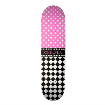 Planche à roulettes rose de damier de point