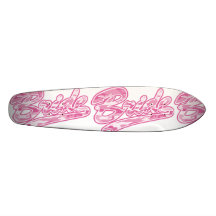 Planche à roulettes rose de jeune mariée