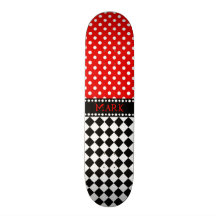 Planche à roulettes rouge de damier de point