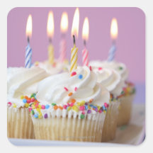Plateau des petits gâteaux d'anniversaire avec des autocollants