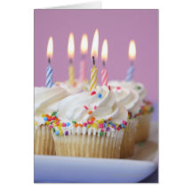 Plateau des petits gâteaux d'anniversaire avec des carte de vœux