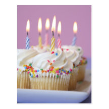 Plateau des petits gâteaux d'anniversaire avec des carte postale