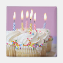 Plateau des petits gâteaux d'anniversaire avec des aimant pour réfrigérateur