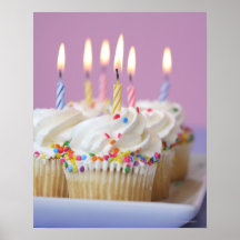 Plateau des petits gâteaux d'anniversaire avec des posters