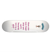 Plongeur blond de ciel de fille skateboard