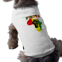 Poing de puissance noire de Rasta au-dessus de l'A Manteaux Pour Chien