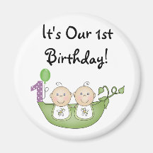 Pois de jumeaux dans un premier anniversaire de co magnets pour réfrigérateur