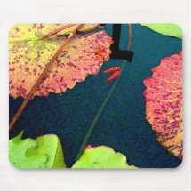 Poissons rouges dans l'étang de nénuphar tapis de souris