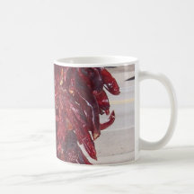poivrons de piment d'un rouge ardent dans la trapp mug à café