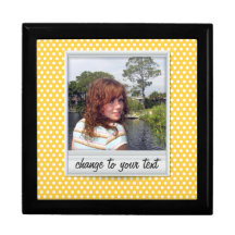 Polaroïd sur le polkadot jaune blanc et ensoleillé boîte à babioles