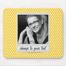 Polaroïd sur le polkadot jaune blanc et ensoleillé tapis de souris