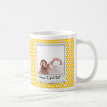 Polaroïd sur le polkadot jaune blanc et ensoleillé mug à café