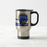 Police servant fièrement tasse à café