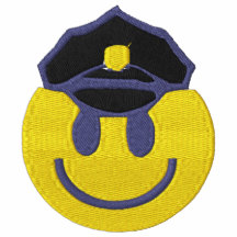 Policier souriant de visage