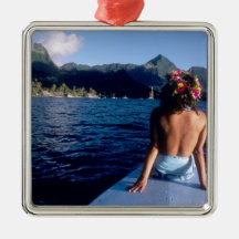 Polynésie française, Moorea. Femme appréciant la v Ornement