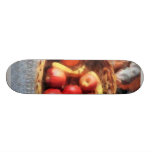 Pommes et bananes dans le panier planches à roulettes customisées