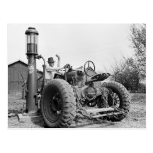 Pompe à gaz vintage à la ferme, les années 1940 carte postale