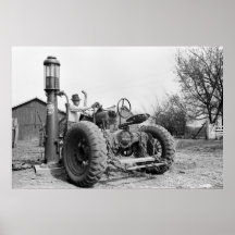 Pompe à gaz vintage à la ferme, les années 1940 poster
