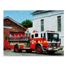 Pompe à incendie devant la caserne de pompiers cartes postales