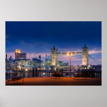 Pont de la tour de Londres comme chutes de nuit Posters