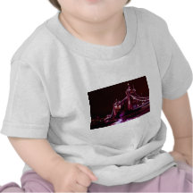 Pont de tour et la statue de fille et de dauphin t-shirts