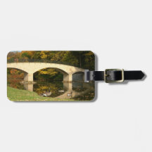 Pont en arc-en-ciel dans l'étiquette de bagage d'a