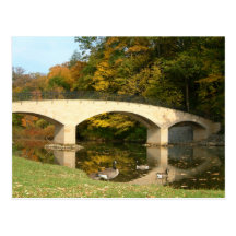 Pont en arc-en-ciel en carte postale d'automne