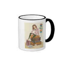 Portrait de jeune femme se reposant sur la valise mugs à café