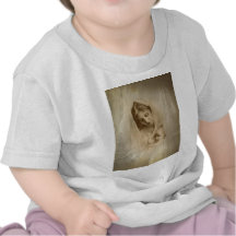 Portrait vintage, mère affectueuse tenant l'enfant t-shirts