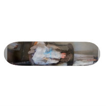 Poupée dans la crèche plateaux de skateboards