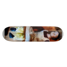 Poupée de bisque à vendre plateau de planche à roulettes