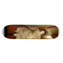 Poupée de la Chine sur la chaise Plateaux De Planche À Roulettes
