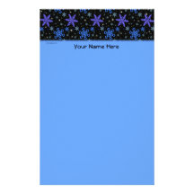 Pourpre bleu de flocons de neige sur le noir papier à lettre personnalisé