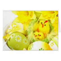 Poussins de Pâques avec des jonquilles Carte De Vœux
