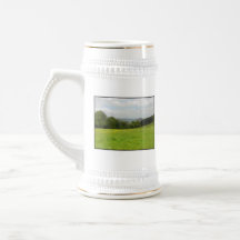 Pré vert. Paysage de campagne Tasse
