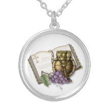 Premier calice de communion, bible, raisins pendentif