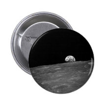 Première photographie d'un Earthrise pris par Apol Pin's Avec Agrafe