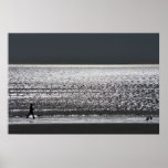 Promenade sur la plage posters