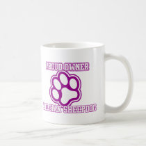Propriétaire fier d'un chien de berger belge tasses