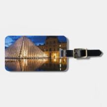 Pyramide dans le musée de Louvre, Paris, France Étiquette Pour Bagages